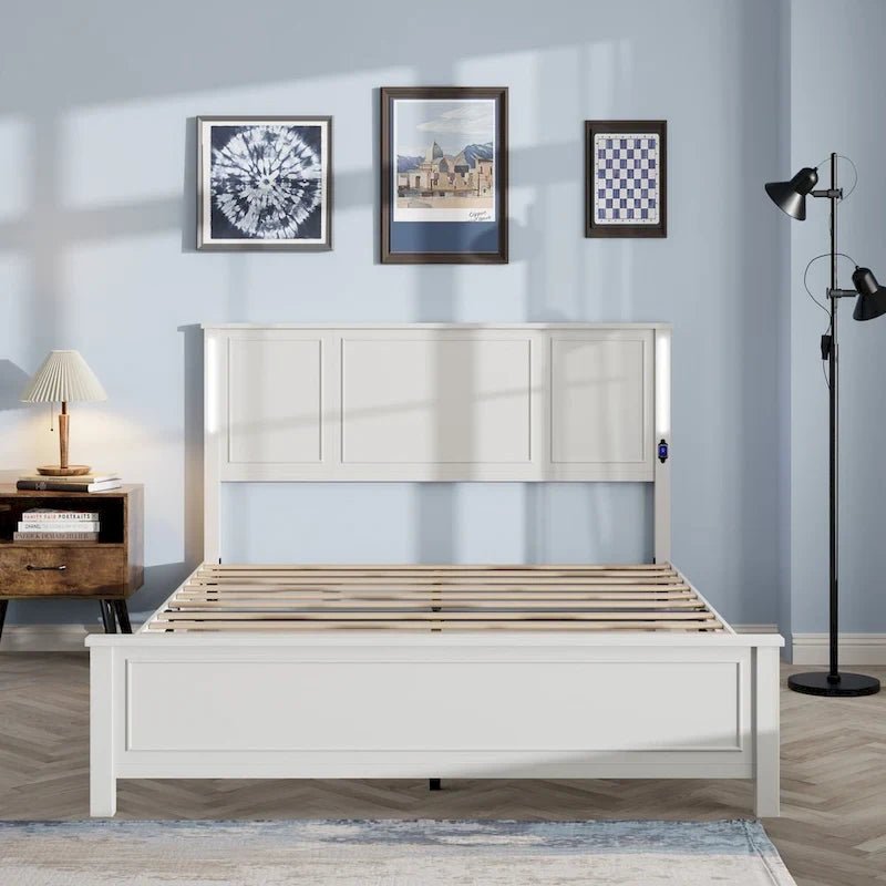 Letto a piattaforma Queen Size con testiera in legno, illuminazione a LED e porte di ricarica USB