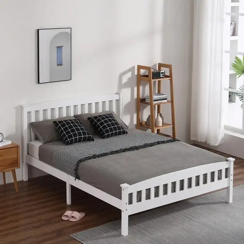 Letto a piattaforma in legno con testiera