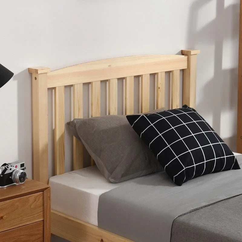 Letto a piattaforma in legno con testiera