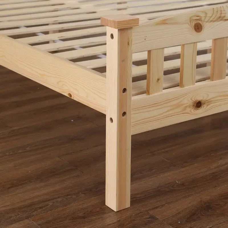 Letto a piattaforma in legno con testiera