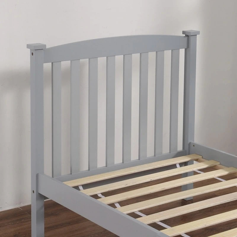 Letto a piattaforma in legno con testiera